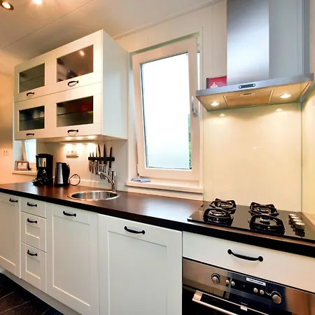 Cosy With Garden, Cleaning Included Holiday home *